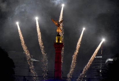 Los fuegos artificiales permiten disfrutar de colores y sonidos, pero es necesario pensar también en la contaminación que generan en el medio ambiente y los posibles efectos a la salud de sectores vulnerables. (ARCHIVO)