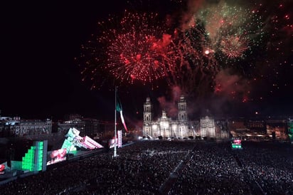 Familias enteras acuden a las plazas y centros principales de las ciudades, así como a los edificios de ayuntamientos para conmemorar un aniversario más del Grito de Independencia. (ARCHIVO)