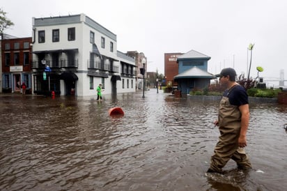 Las primeras víctimas confirmadas son una mujer y su bebé que fallecieron cuando cayó un árbol sobre su casa de la ciudad de Wilmington, muy cercana al lugar donde Florence tocó tierra hoy. (EFE)