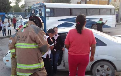 En el lugar el operador del camión de pasajeros fue detenido por su presunta responsabilidad. (ESPECIAL)