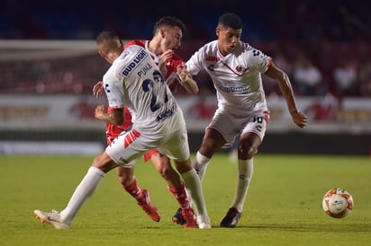 Diego Chávez (i), del Veracruz, Rubens Sambueza (c) del Toluca y Wilder Cartagena, del Veracruz, durante el juego de la jornada 9.