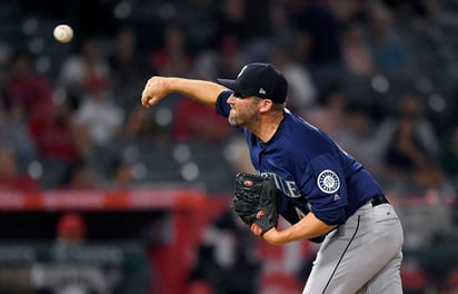 El relevista de los Marineros de Seattle Ryan Cook lanza en el noveno inning del juego de la MLB que enfrentó a su equipo con los Angelinos.