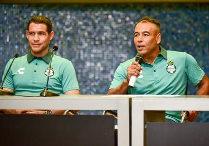 El ahora auxiliar técnico del Santos Laguna, Rafael Figueroa, y Juan Flores, leyenda del futbol en la Comarca Lagunera, dieron una rueda de prensa ayer.