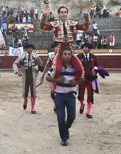 Arturo Gilio fue el encargado de abrir plaza recibiendo con larga afarolada de rodillas, variado con el capote y muy emotivo con la muleta, toreando por ambos lados y rematando las tandas con adornos que le fueron muy coreados.  (ESPECIAL)