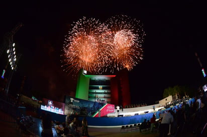 Al final, se ofreció a los asistentes un espectáculo de luces y fuegos pirotécnicos, para finalizar con un baile popular. (ERNESTO RAMÍREZ)