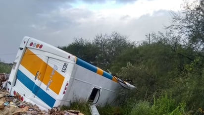 Choque. Tráiler perdió el control y choca contra autobús.