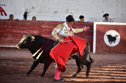 El valenciano Miguel Polope cortó una oreja a sus dos enemigos de la tarde. (ÉRICK SOTOMAYOR) 