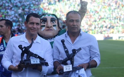 Rafael Figueroa (i) y Juan Flores fueron reconocidos ayer por la directiva albiverde.