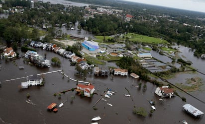 Huellas. Las casas y el puerto deportivo en Jacksonville, N.C. se inundaron por el paso de Florence.