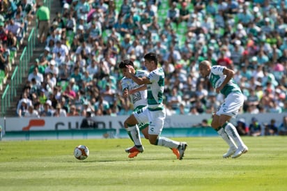 Como ambos uniformes se confundían, Santos Laguna tuvo que cambiar su jersey. (Jorge Martínez)