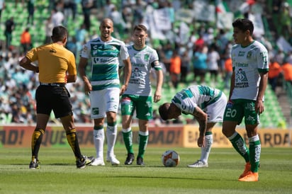 Como ambos uniformes se confundían, Santos Laguna tuvo que cambiar su jersey.