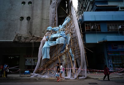 Daños. Provincias de China comienzan a hacer balance de los daños ocasionados por el fenómeno meteorológico, el cual dejó varias construcciones derrumbadas. (AP)