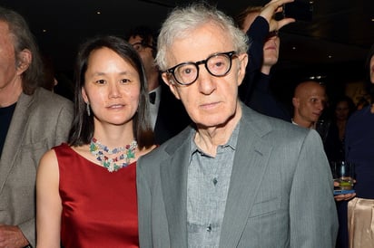 Apoyo. Soon-Yi Previn, esposa de Woody, negó los señalamientos de que el cineasta abusó sexualmente de una de las hijas. (ARCHIVO)