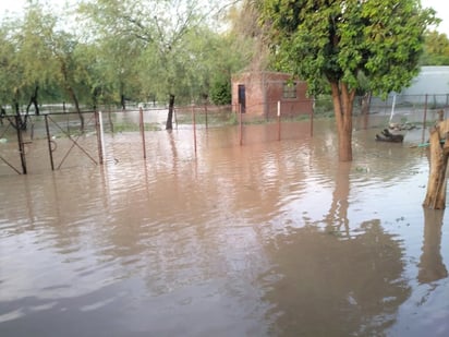 Inundan. En dos poblados, las fuertes lluvias han provocado que las aguas negras se desborden y lleguen a los pozos de agua.