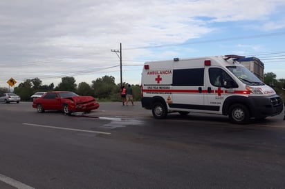 Daños. El vehículo sedán terminó con daños de consideración en el frente.