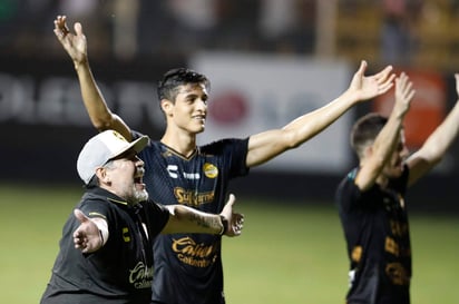 El entrenador argentino festejó la victoria con los aficionados.