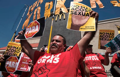 Otro de los pedidos es formar una comisión nacional para abordar el acoso sexual. La comisión estaría formada por trabajadores, gerentes y líderes de organizaciones nacionales de mujeres. (AP)