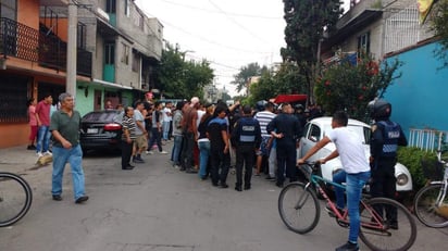 Según las primeras versiones policiacas, los sospechosos robaron un taxi, el conductor pidió ayuda a varios testigos, quienes los interceptaron en el camino y golpearon a los implicados. (ESPECIAL)