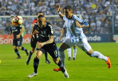 Gremio puso un pie en las semifinales de la Copa Libertadores al imponerse 2-0 al Tucumán, en Argentina.