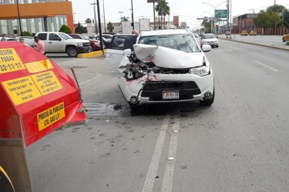 Accidente. La camioneta de reciente modelo se impactó en la parte trasera de un camión. (EL SIGLO DE TORREÓN) 