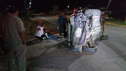 Atención. El personal de la Cruz Roja acudió al lugar para atender al conductor del vehículo. (EL SIGLO DE TORREÓN) 