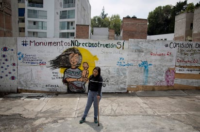 Con un minuto de aplausos y otro de silencio, organizaciones sociales recordaron a las víctimas y damnificados por los sismos del 19 de septiembre de 1985 y el de hace un año, en las afueras del predio de Álvaro Obregón 286, en la colonia Roma. (AP) 