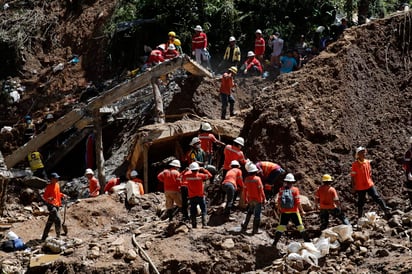 Pese a las nulas esperanzas de encontrar sobrevivientes, decenas de rescatistas continuaron este miércoles removiendo el lodo y tierra que cayeron sobre un edificio y otras viviendas. (EFE)