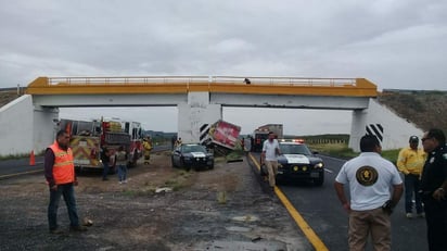 Tras las primeras indagaciones fue determinado que el conductor dormitó al volante, lo que provocó que se impactaran contra la columna del puente y quedarán prensados. (ESPECIAL)