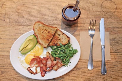 Animarte a realizar modestos cambios de horario para el desayuno y cena, pueden ayudar a reducir la grasa corporal. (ARCHIVO)