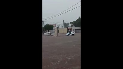 Por las fuertes lluvias registradas en Sinaloa, usuarios de redes sociales reportan un accidente en el Sector Santa Fe, en Culiacán, también que se desbordó el arroyo Jardines del Pedregal, sector Villa Fontana. (TWITTER)