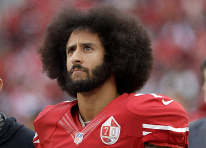 Kaepernick causó enorme revuelo al arrodillarse mientras sonaba el himno nacional en el 2016, para protestar la brutalidad policial y las injusticias sociales. (ARCHIVO)