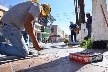 Se lleva a cabo una rehabilitación de la avenida en cuanto a la reparación de bolardos y la reposición los que no se pudieran arreglar.   (FERNANDO COMPEÁN) 