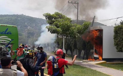 Al mediodía de este jueves, 13 autobuses con padres y estudiantes a bordo llegaron a las instalaciones del Batallón, donde estuvieron aproximadamente 15 minutos. (ESPECIAL)