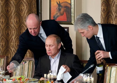 Lazos. El empresario Yevgeny Prigozhin (izq.), apodado como el 'Chef' de Putin, también fue sancionado. (AP)