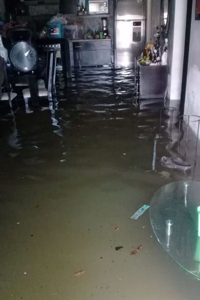 Sin apoyo. Las inundaciones afectaron la mayor parte de sus muebles y el Fonden sólo les da colchonetas y kit de limpieza. (EL SIGLO DE TORREÓN)