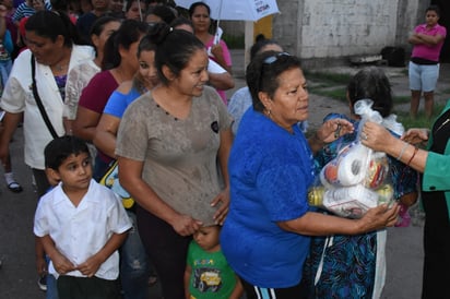 Entregan. Autoridades entregaron personalmente los paquetes de apoyo alimentario a las madres de familia.