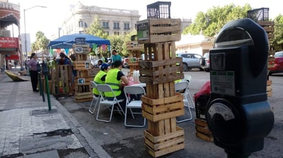 Alumnos de diversas instituciones educativas, así como organismos civiles, se sumaron al llamado 'Parking Day'. (EL SIGLO DE TORREÓN)