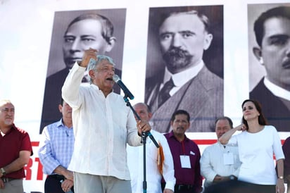 Criticó que la gente estuviera a la intemperie con bastante calor, sin sombra, y que ellos estuvieran arriba del entarimado con sombra. (EL UNIVERSAL)