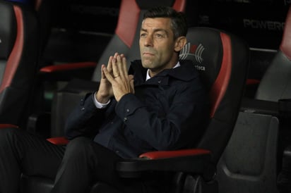 El portugués Pedro Caixinha sentado en su banquillo en el estadio Azteca, actual casa del Cruz Azul.