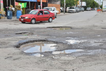 No entran. El Fonden sólo apoyará rehabilitación del pavimento en vialidades principales, no en las colonias. (FERNANDO COMPEÁN)