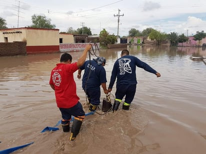 Destacó que apoyados con dos moto bombas, las cuadrillas de personal de Protección Civil y Bomberos acudieron a los ejidos, El Nilo, San Marcos, Tebas y Palmira, San Felipe y San Rafael de Abajo, que fueron los que resultaron más afectados. (EL SIGLO DE TORREÓN)