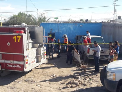 De acuerdo con las autoridades la mujer y su hija se encontraban dentro de la finca cuando comenzó a tronar el techo y alcanzaron a correr hacia el patio en los momentos en que se vino abajo.