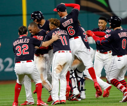 Los jugadores de los Indios de Cleveland celebran tras llevarse la victoria 4-3 sobre Medias Rojas de Boston en 11 entradas.