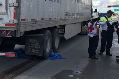 Atropellado. Bajo las llantas de un tráiler quedó un hombre que se transportaba en una motocicleta por el Periférico. (ARCHIVO)