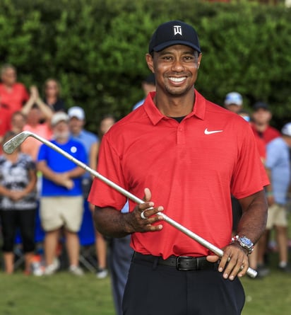 Tiger Woods posa con el trofeo que lo acredita como campeón el Tour Championship 2018.