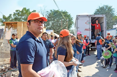 Por ellos. Forman una cadena humana para bajar donativos destinados a los damnificados del sismo del año pasado; iniciativa de la Brigada Amigos, conformada por los padres para honrar la memoria de los niños fallecidos en el derrumbe del Colegio 'Enrique Rébsamen'. (EL UNIVERSAL)