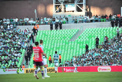 Los seguidores albiverdes respondieron ayer en el estadio Corona para apoyar a sus Guerreros ante el Veracruz. (RAMÓN SOTOMAYOR) 