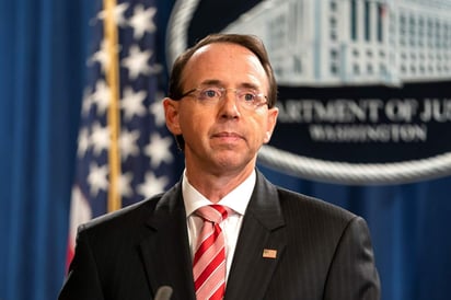 La noticia se enmarca en un contexto en el que Rosenstein ha sido fuertemente criticado por el presidente por cómo ha gestionado la supervisión de las pesquisas de Robert Mueller, el fiscal especial de la trama rusa. (EFE)