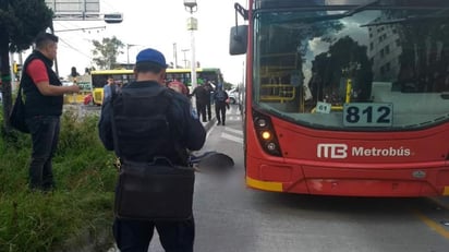 Los primeros reportes señalaron que el hombre al cruzar la calle intentó ganarle el paso a la unidad de transporte público, pero no lo consiguió y la pesada unidad lo arrolló. (ESPECIAL)