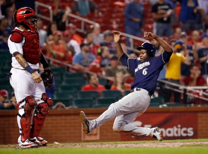 Lorenzo Cain, de los Cerveceros, anota una carrera en la novena entrada en el duelo de ayer ante Cardenales.